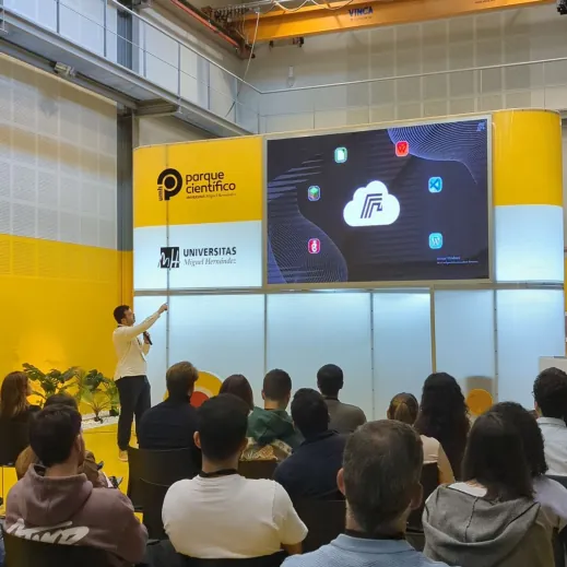 Claudio Gonzalez presenting HomeDock OS at Conexión Talento UMH
